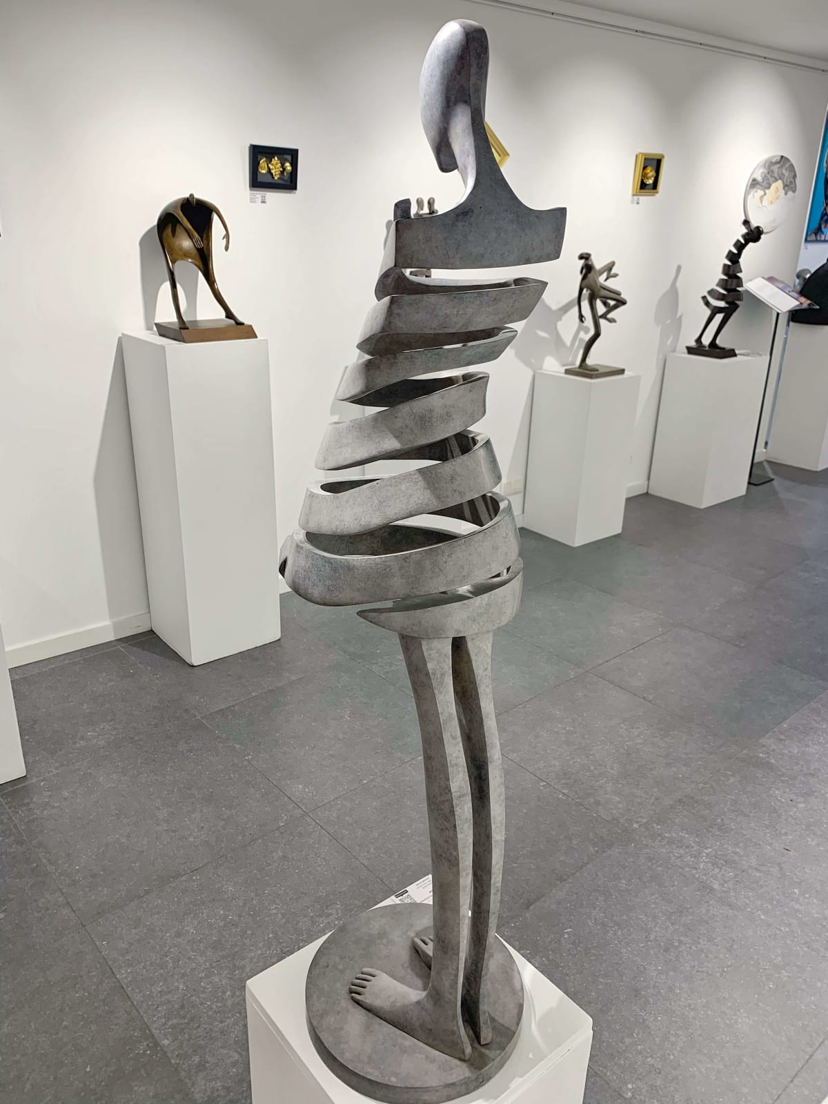 mimosa isabel miramontes sculpture of girl dancing white contemporary bronze sculpture garden sculpture interior design art yi art gallery brussels