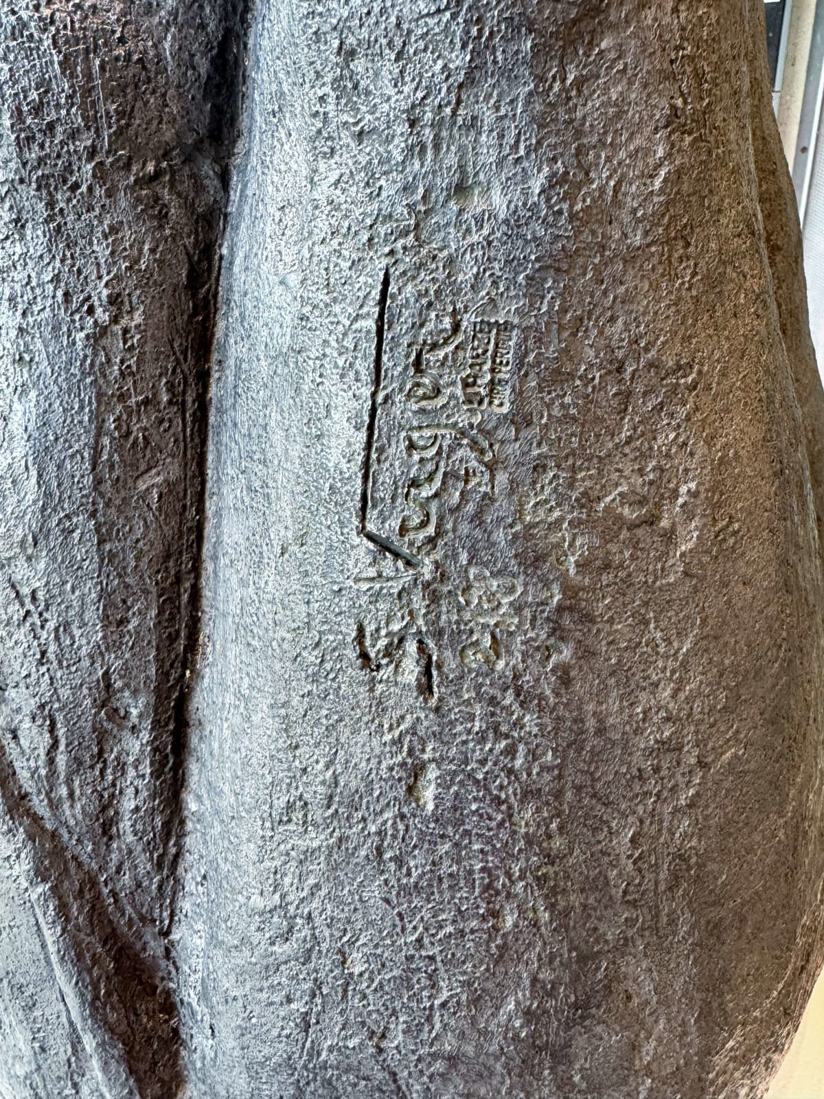 Skulptur von zwei Nashörnern, süße und entzückende Tierskulpturen, zeitgenössische Bronzeskulpturen für Gartenskulpturen, Tierskulpturen von Sophie Verger in der Art Yi-Galerie in Brüssel