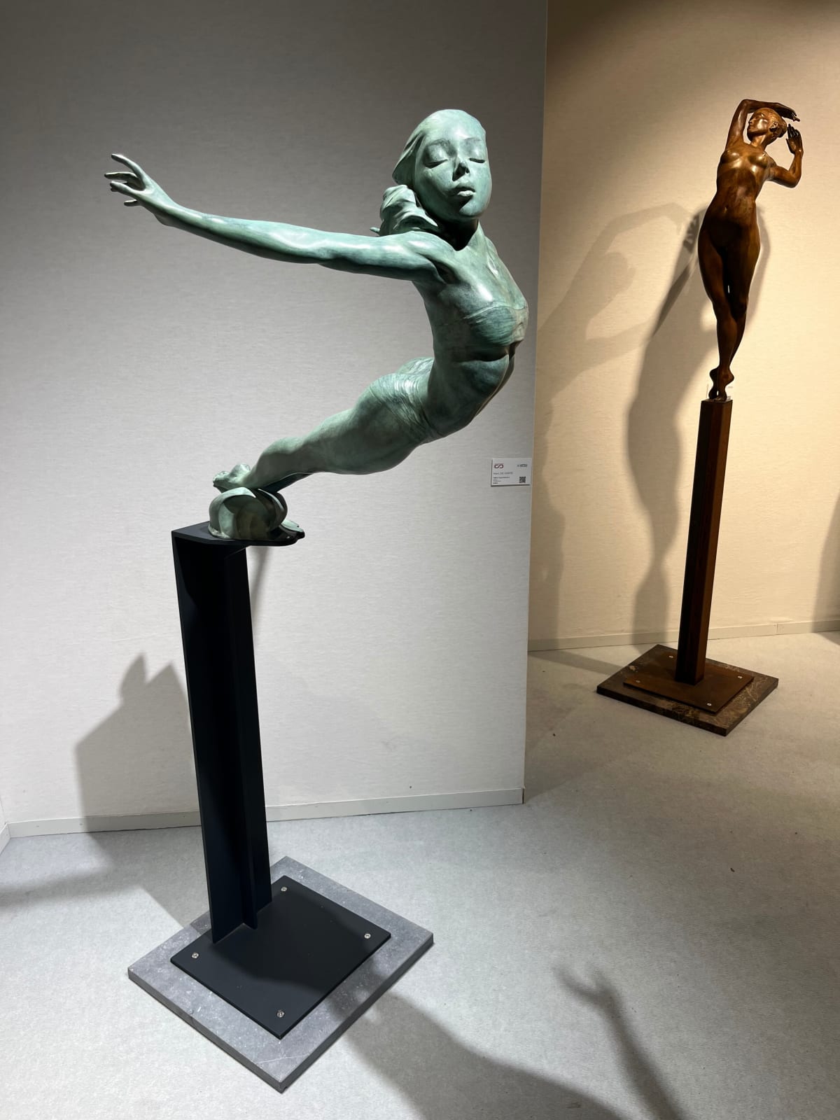 Higher expectations II : Marc de Corte, sculpture de femme dansante, sculpture de danse, sculpture de fille, sculpture de jardin, sculpture en bronze, sculpture contemporaine, galerie Art Yi de Bruxelles.