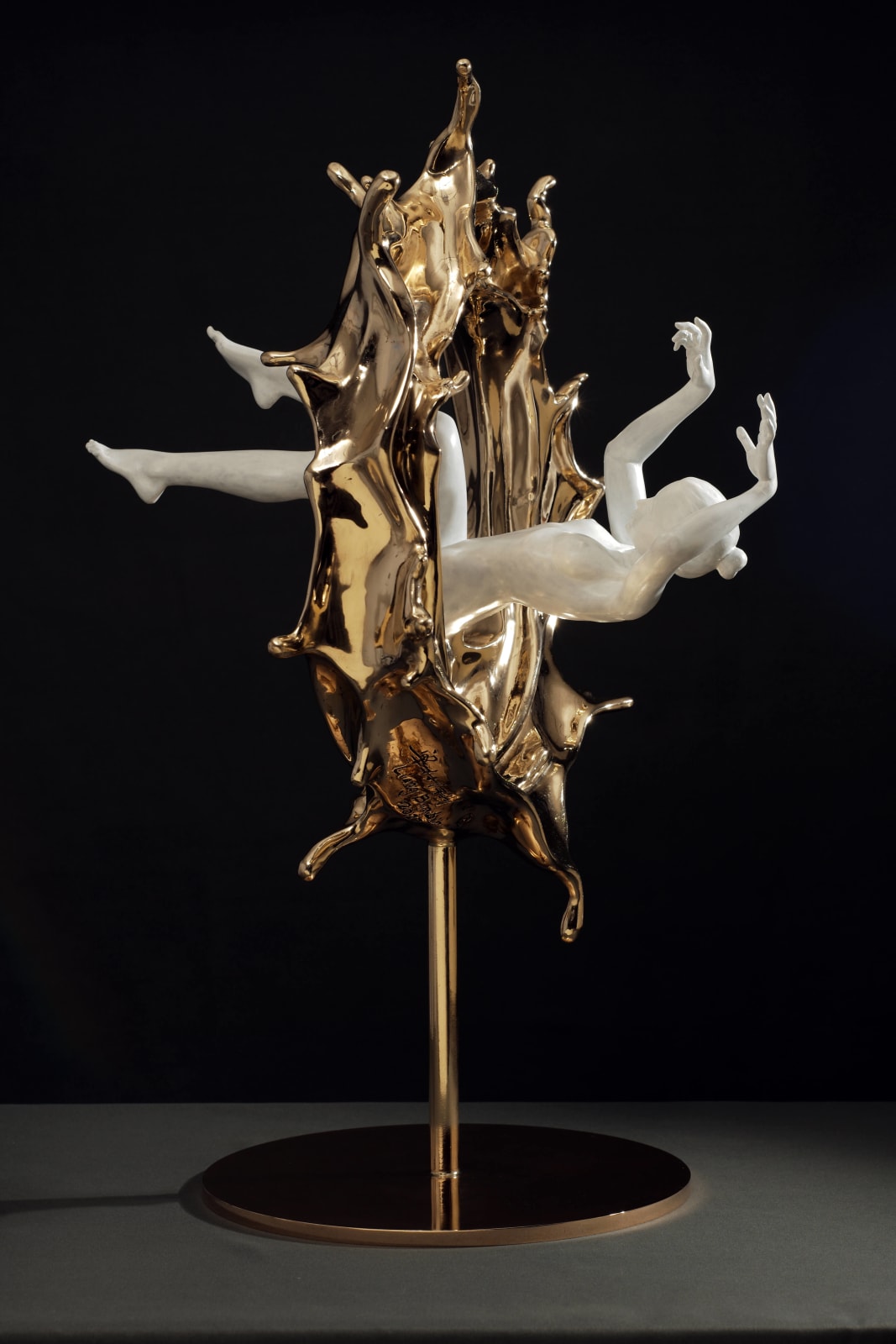 Floating of thoughts contemporary bronze sculpture godern sculpture of a circle of water and a white naked swimming woman from Liang Binbin Chinese artist sculptor