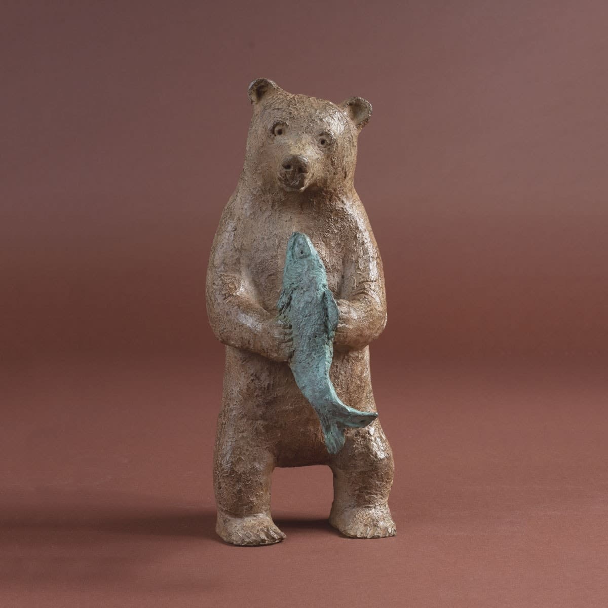 Sophie Verger beer en vis schattige lachende beer sculptuur met een blauwe vis dierensculptuur bronzen sculptuur Art Yi-galerij Kunstgalerij Brussel