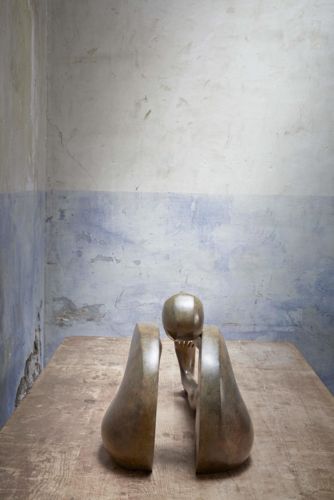 Isabel Miramontes hedendaags bronzen beeld abstracte kunst beeldhouwkunst decoratie ontwerp minimalisme een man zittend en stretching yoga die de rand van de wereld bereikt