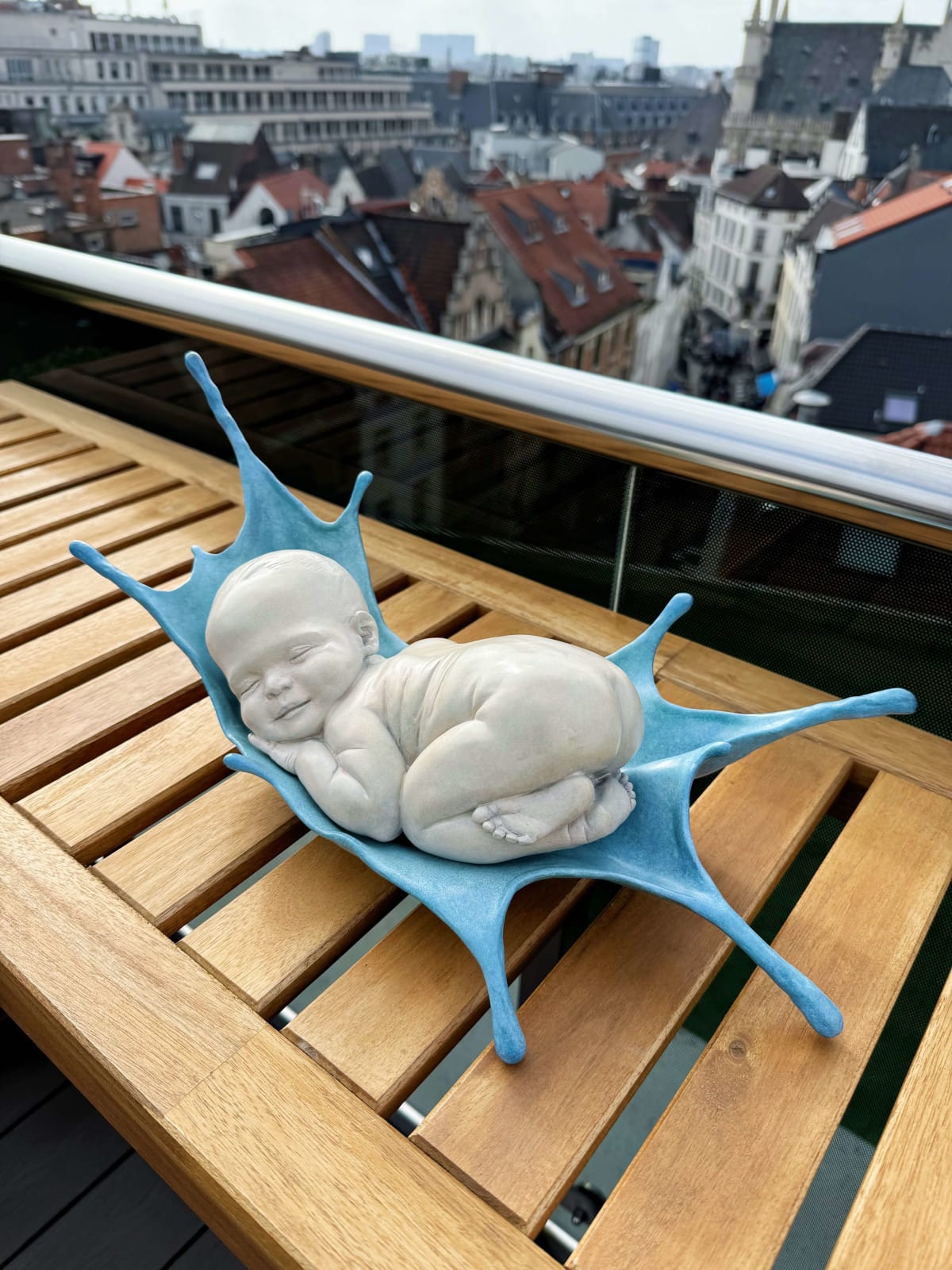 zoete dromen babysculptuur Liang Binbin schattige baby slaapt op blauw water bronzen beeld hedendaagse beeldhouwkunst Art Yi-galerij Kunstgalerij in Brussel