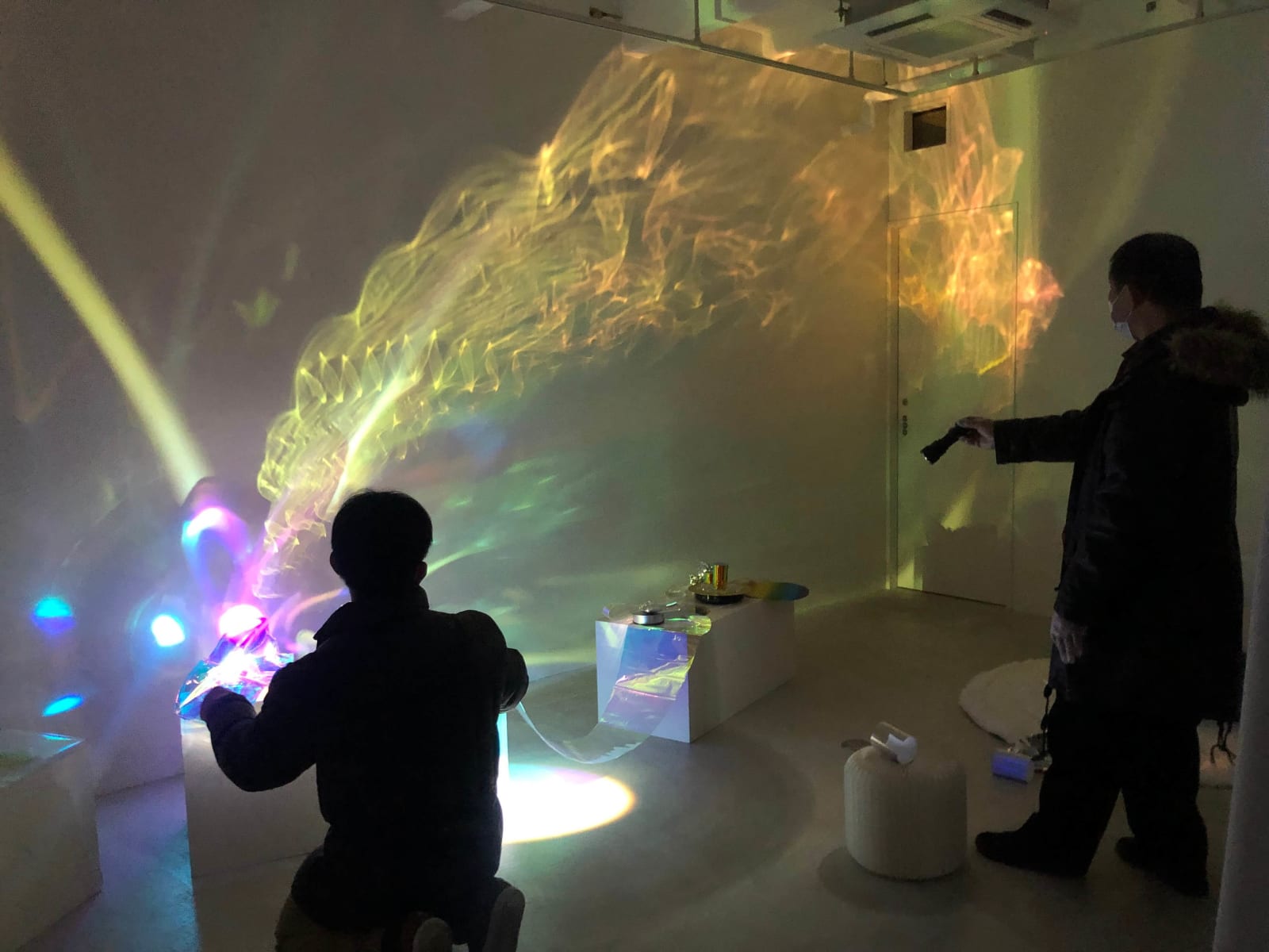 Selfvers kunst licht yuiko rayka roterend licht kunst hedendaagse installatiekunst interieur design japanse kunstenaar brussels kunstgallerij kunst yi