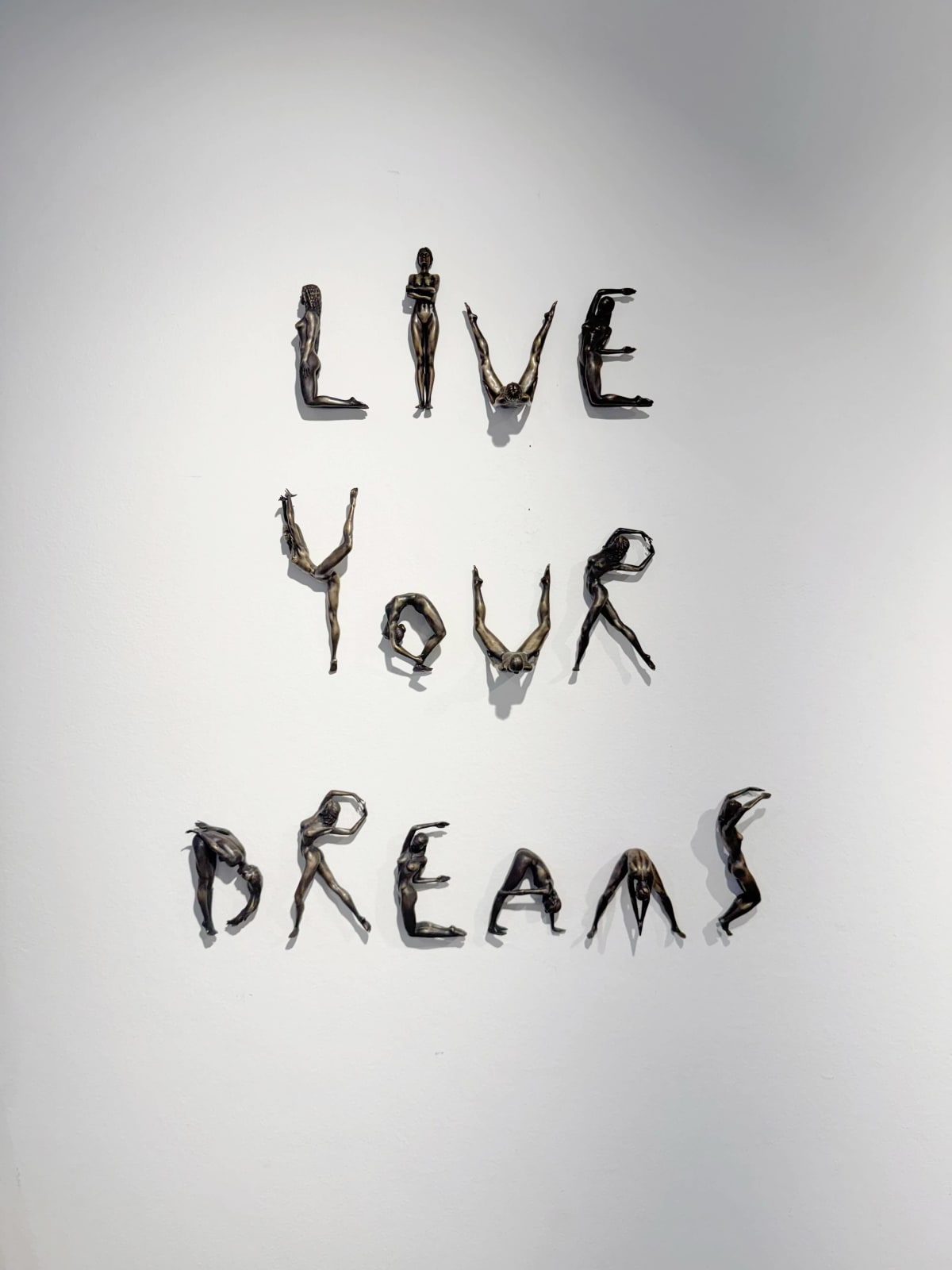 live your dream letter sculpture of Marc de Corte contemporary bronze sculpture personalized phrase poem word sculpture at Art Yi gallery in Brussels
