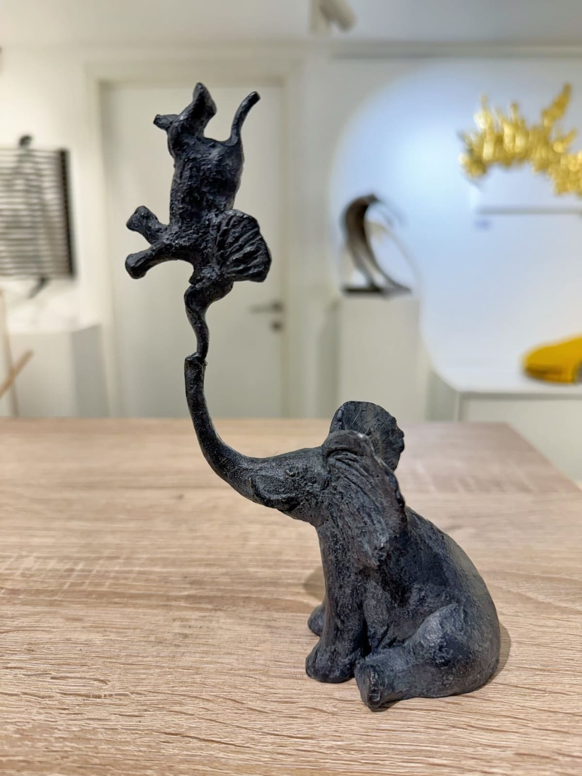 Seated elephant and its little one elephant sculpture Sophie Verger adorable animal sculpture bronze sculpture art decoration animal art collection Art Yi Gallery Brussels art gallery