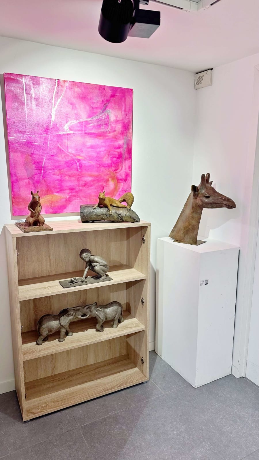 Sylvie Gaudissart kindbeeldhouwwerk squerralbeeldhouwwerk dierbeeldhouwwerk olifantbeeldhouwwerk sylvie Debray Gaudissart hedendaags brons dierbeeldhouwwerk belgisch brussel kunstgallerij art yi