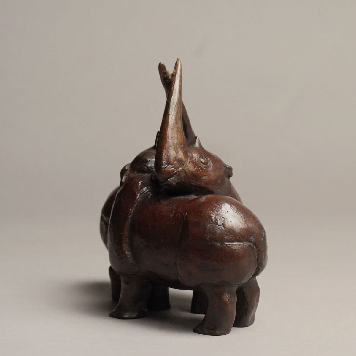 Rhinoceros love couple rhinoceros sculpture rhinoceros collection contemporary animal sculpture in bronze sophie verger art yi art gallery brussels