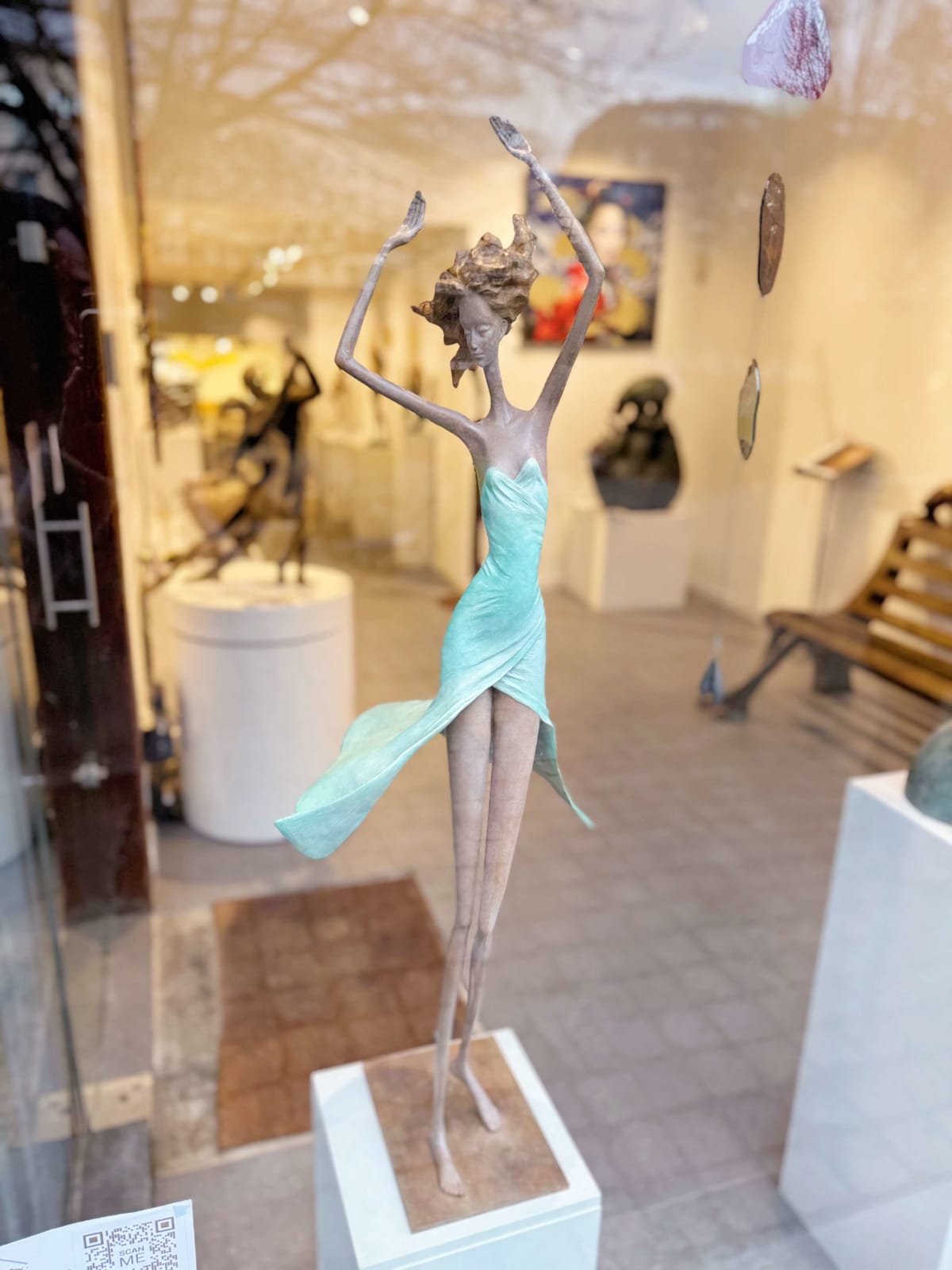 Maanlicht dansend meisje sculptuur van Hedwige Leroux hedendaagse bronzen sculptuur danseres vrouw sculptuur een meisje in een groene jurk die vrijelijk danst Art Yi galerie in Brussel