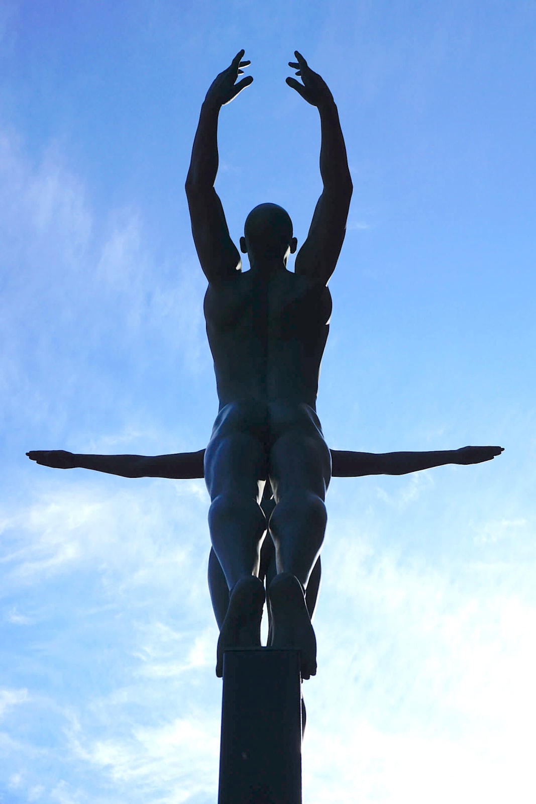 Voor en na beeld Marc de Corte koppelbeeld dansbeeld vrouwenbeeld man beeld naakt menselijk beeld tuinbeeld bronzen beeld hedendaagse beeldhouwkunst Art Yi-galerij Kunstgalerij Brussel