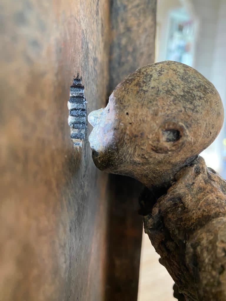 Le trou spécial lieven d'haese sculpture en bronze contemporaine garçon d'art regarde à travers un petit trou pour l'avenir Galerie Art Yi Galerie d'art de Bruxelles