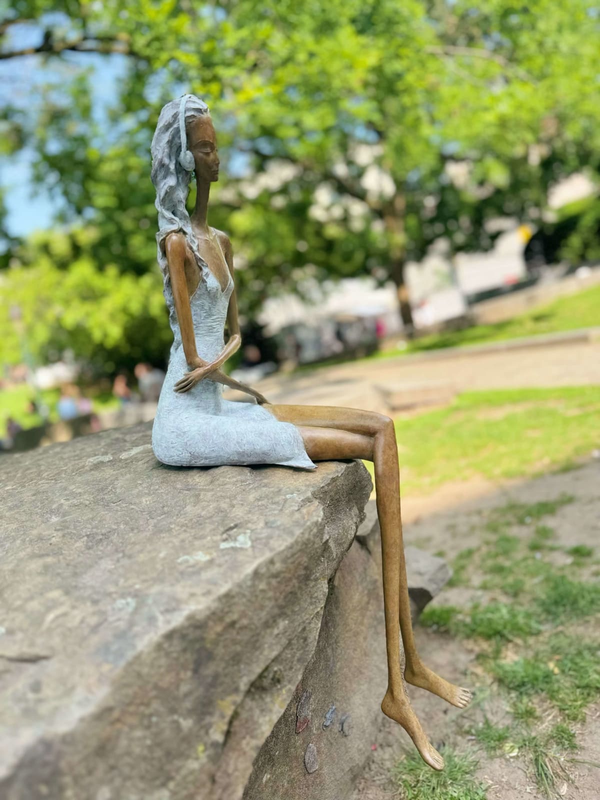 Stand by me woman sculpture Hedwige Leroux contemporary art contemporary sculpture interior design a sculpture of lying young city girl in jean and listen to music a sitting girl listen to music with her earphones Art Yi gallery Brussels art gallery