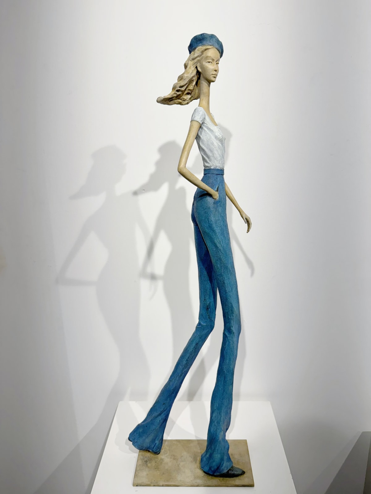 Montmartre sculpture femme contemporaine sculpture fille parisienne Hedwige Leroux sculpture bronze sculpture femme contemporaine sculpture fille de ville sont la galerie Art Yi Galerie d'art de Bruxelles