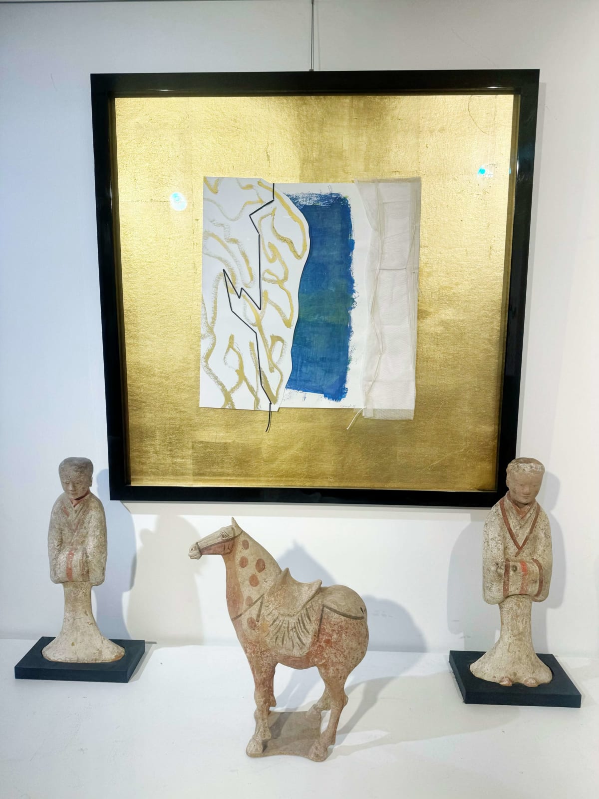 precious gold leaf painting with acrylic and textile mixed-media art of maison fabienne decornet exhibiton of Chinese antiques pottery horse and figurines Art Yi gallery Brusssels art gallery