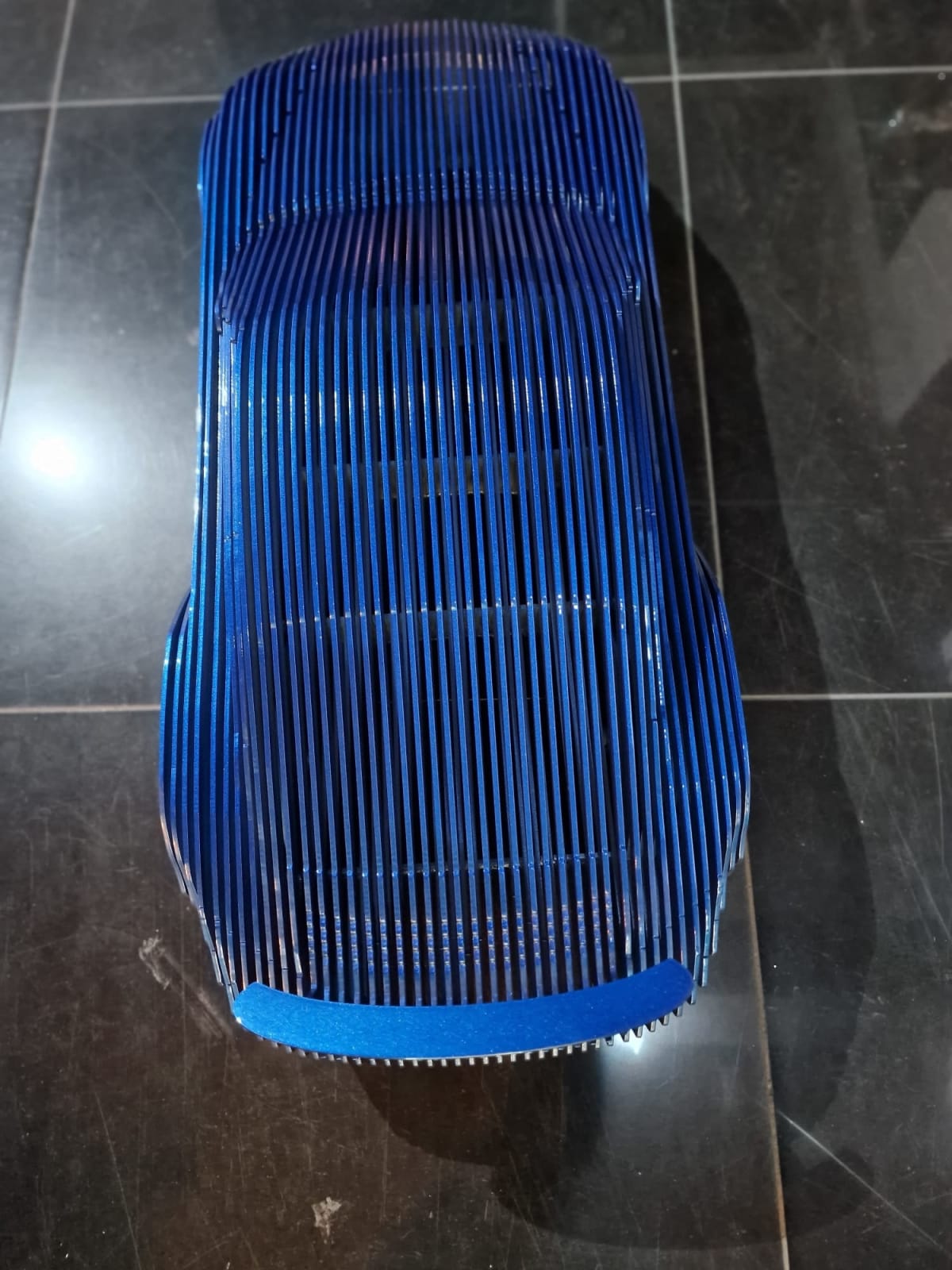 Safariblaue Luxus-Rennwagenskulptur. Jean Paul Kala zeitgenössische Autoskulptur Art Yi-Galerie Brüsseler Kunstgalerie