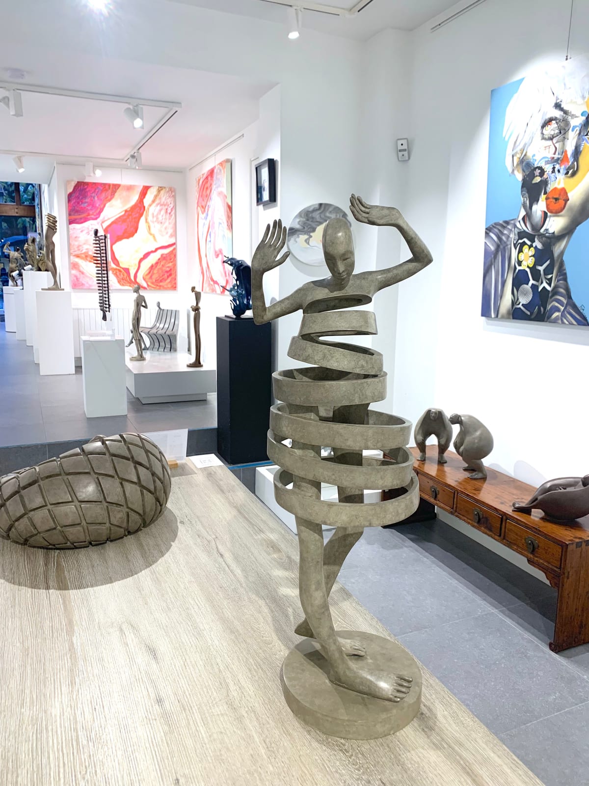 mira dansend meisje isabel miramontes wit eigentijds bronzen beeld tuinbeeldhouwwerk interieur design art yi art gallery brussel