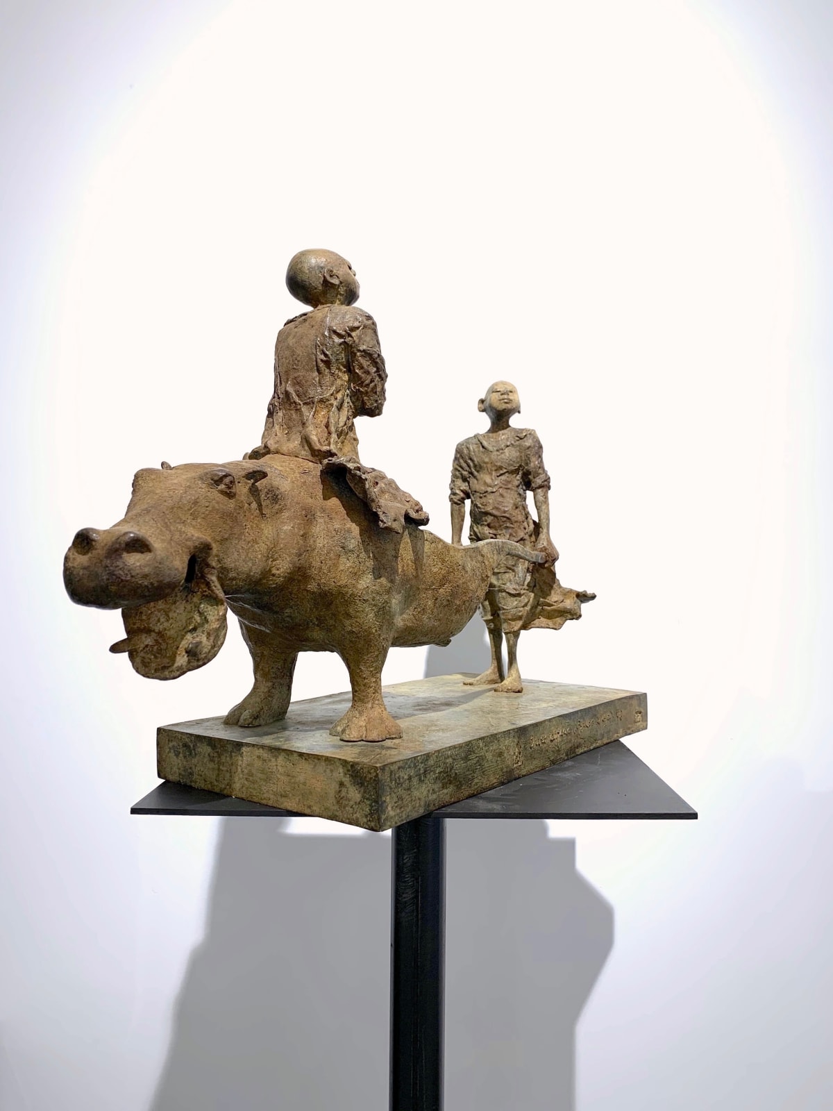 afrika rikja lieven d'haese hedendaags bronzen beeld van twee jongens die spelen met een nijlpaard een nijlpaardbeeldhouwwerk kunst dierbeeldhouwwerk kindbeeldhouwwerk kinderdroom Art Yi kunstgalerie in brussel