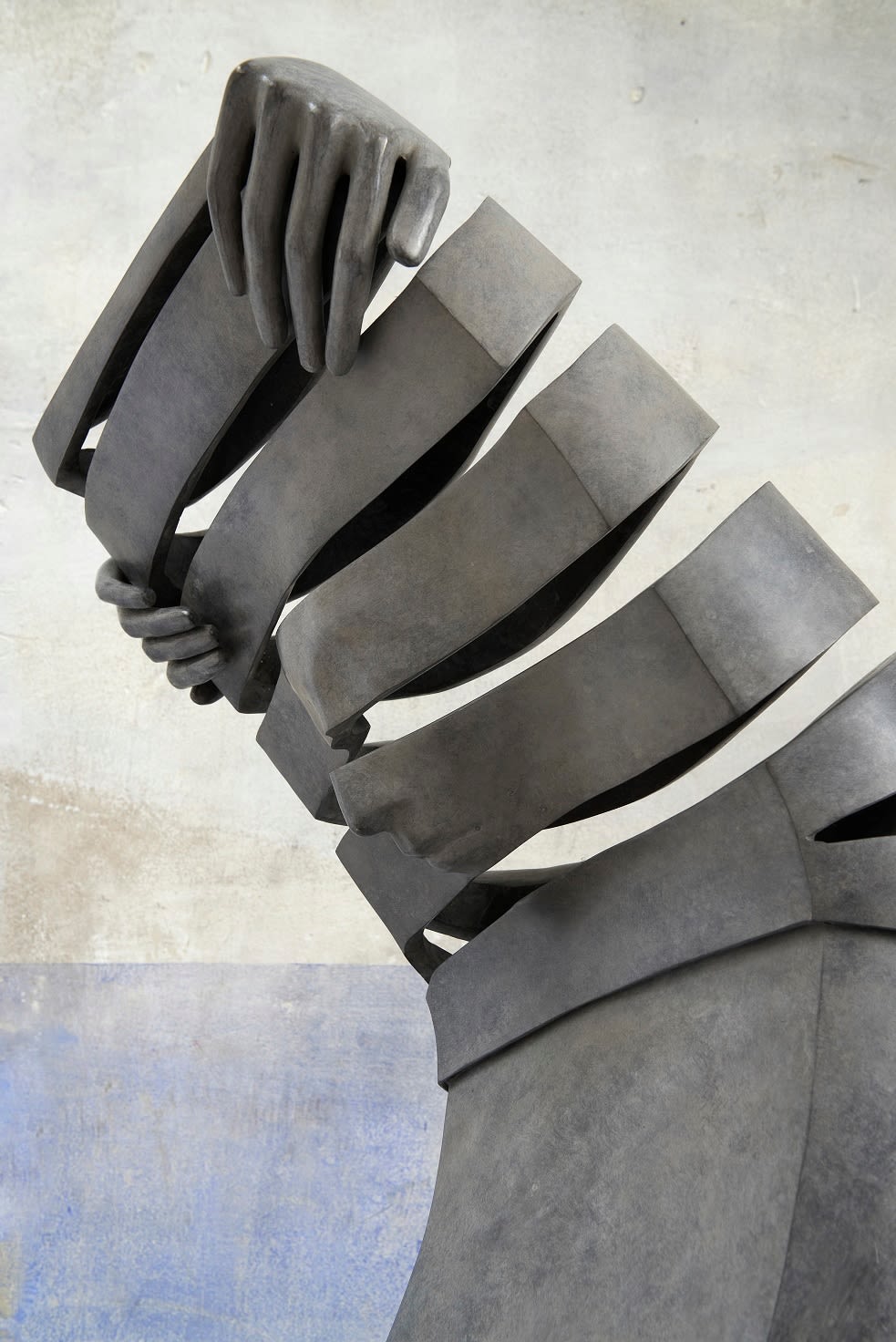 Isabel Miramontes hedendaagse bronzen sculptuur abstracte kunst sculptuur decoratie design minimalisme intimideerde een naakte vrouw sculptuur die uit haar zwempak aan zee komt