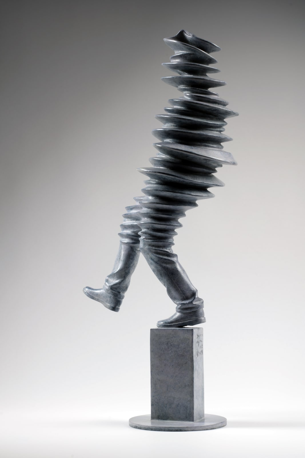 Walkman hedendaagse sculptuur Liang Binbin een lichtgrijs bronzen sculptuur van een man die loopt en springt in de regen met schaduw figuratieve sculptuur Art Yi-galerij Kunstgalerij in Brussel
