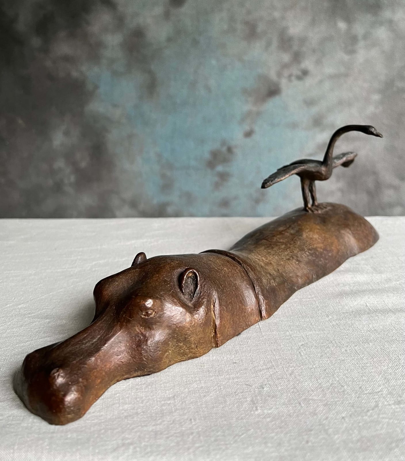 Sylvie Gaudissart Nijlpaardbeeldhouwwerk nijlpaardbeeldhouwwerk De nijlpaardbaars Sylvie Debray Gaudissart hedendaags bronzen dierenbeeld een nijlpaard zwemt in de rivier met een vogel op zijn rug art gallery brussel belgium art yi