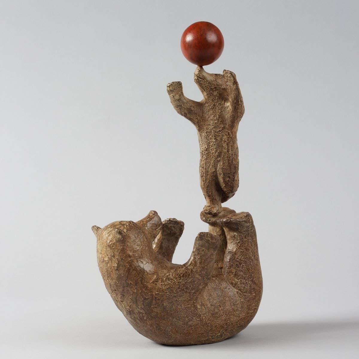 Kleine beren met een ballon Sophie Verger berensculptuur dierensculptuur bronzen sculptuur schattige berenmoeder met haar kleine mooie welpen die een ballon spelen op haar kunstdecoratie berencollectie Art Yi-galerij Brusselse kunstgalerij