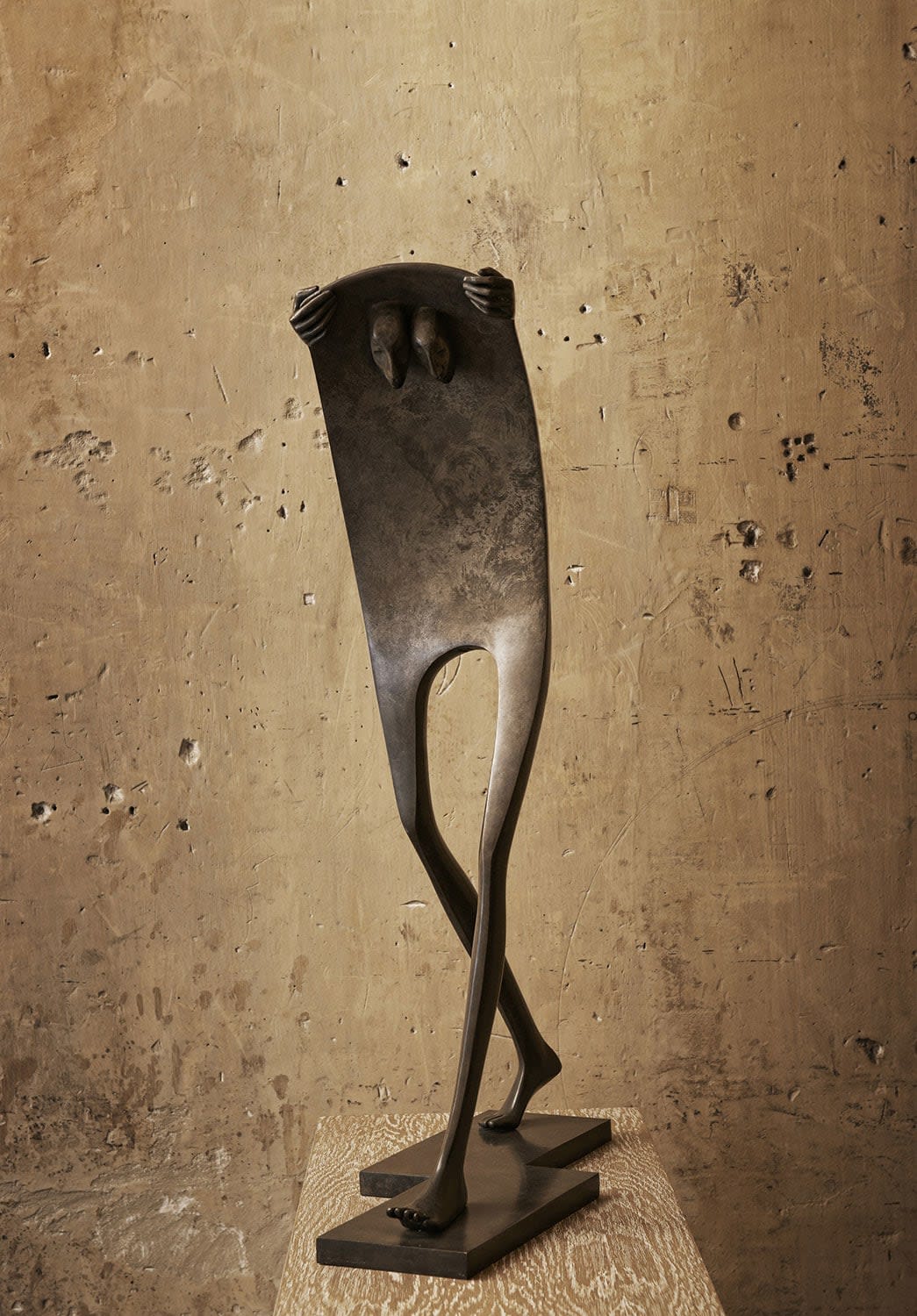 Isabel miramontes contemporary bronze sculpture abstract art sculpture decoration design a love couple sculpture share a raincoat and walk under the rain even and odd minimalism sculpture