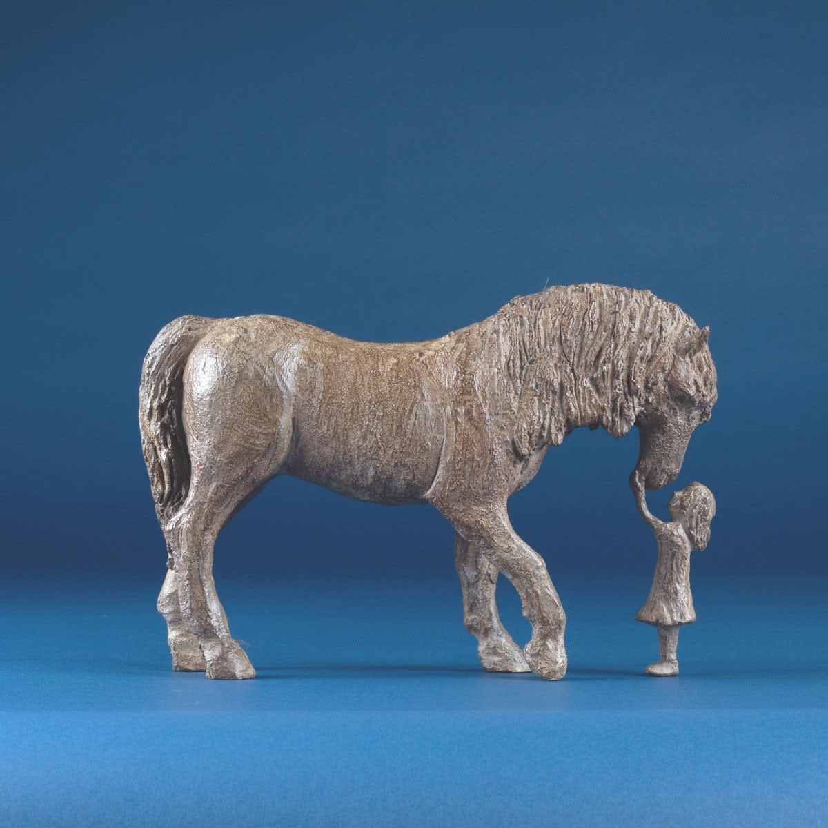 Mon cheval préféré enfant mignon et adorable sculpture de cheval en bronze contemporain animal sophie verger art yi galerie d'art de bruxelles