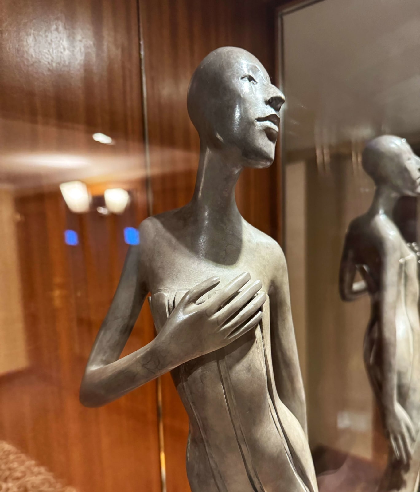 Callipyge vrouw sculptuur van Isabel Miramontes hedendaagse sculptuur bronzen sculptuur een mooie vrouw in jurk sculptuur kunst sculptuur collectie Art Yi galerij Brusselse kunstgalerij