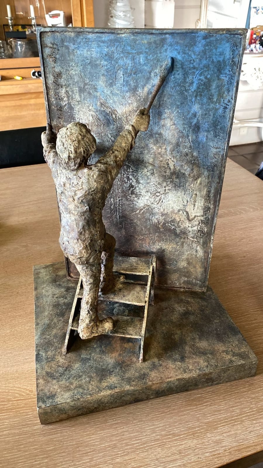 Peinture dans le ciel dans sa sculpture spéciale de garçon bleu de Lieven D'Haese sculpture en bronze sculpture figurative contemporaine à la galerie Art Yi à Bruxelles galerie d'art