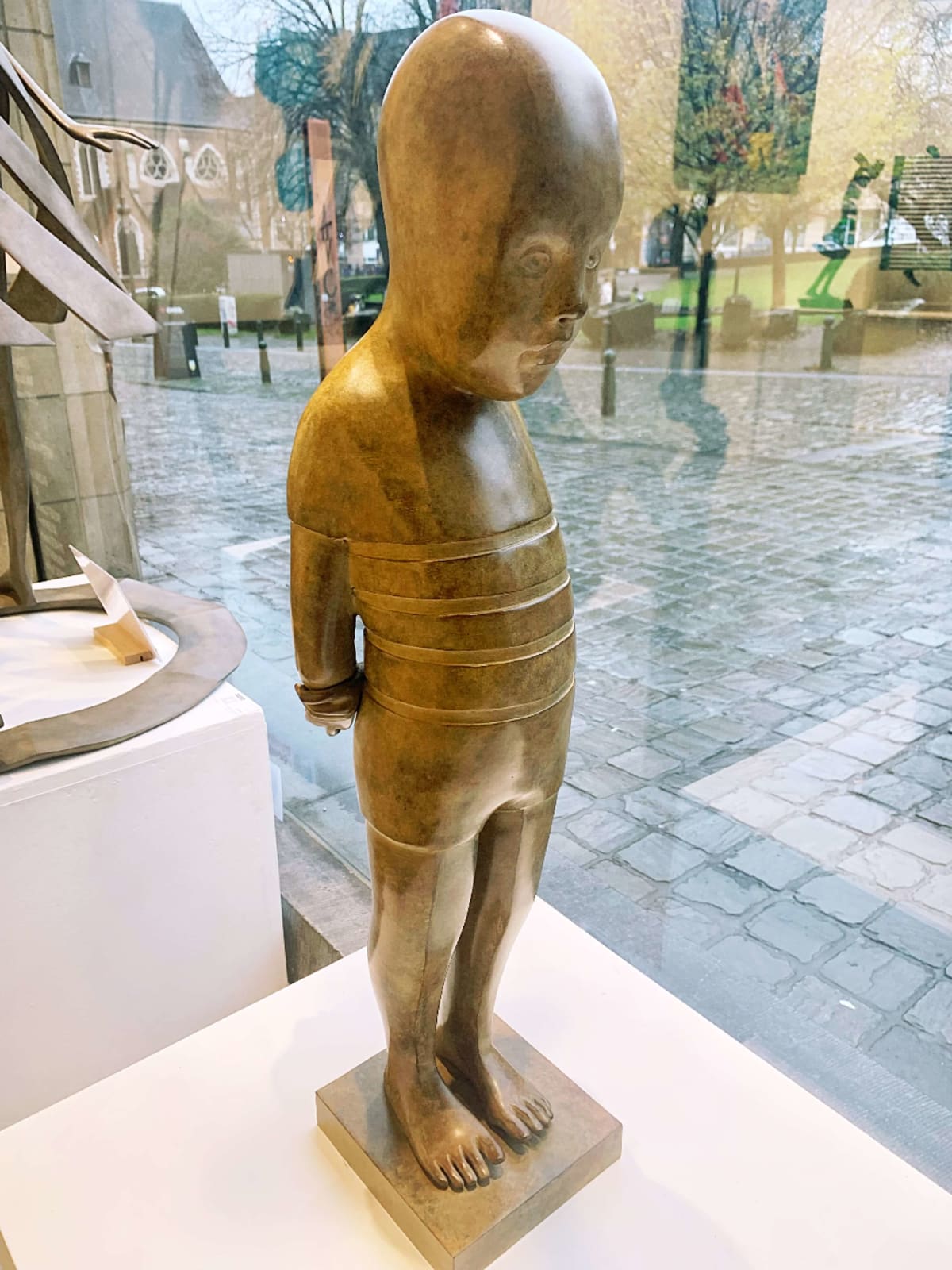 Le petit homme Isabel Miramontes bon garçon mignon sculpture garçon debout avec des figures sculpture figurative sculpture contemporaine art Galerie Art Yi Galerie d'art de Bruxelles