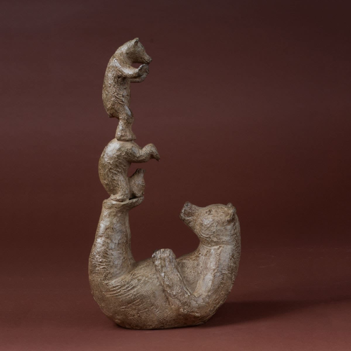 Beer en zijn twee welpen Sophie Verger lieflijk berenbeeld dierenbeeld bronzen beeld kleine bruine beer springt op elkaar en speelt samen Art Yi gallery Brusselse kunstgalerie