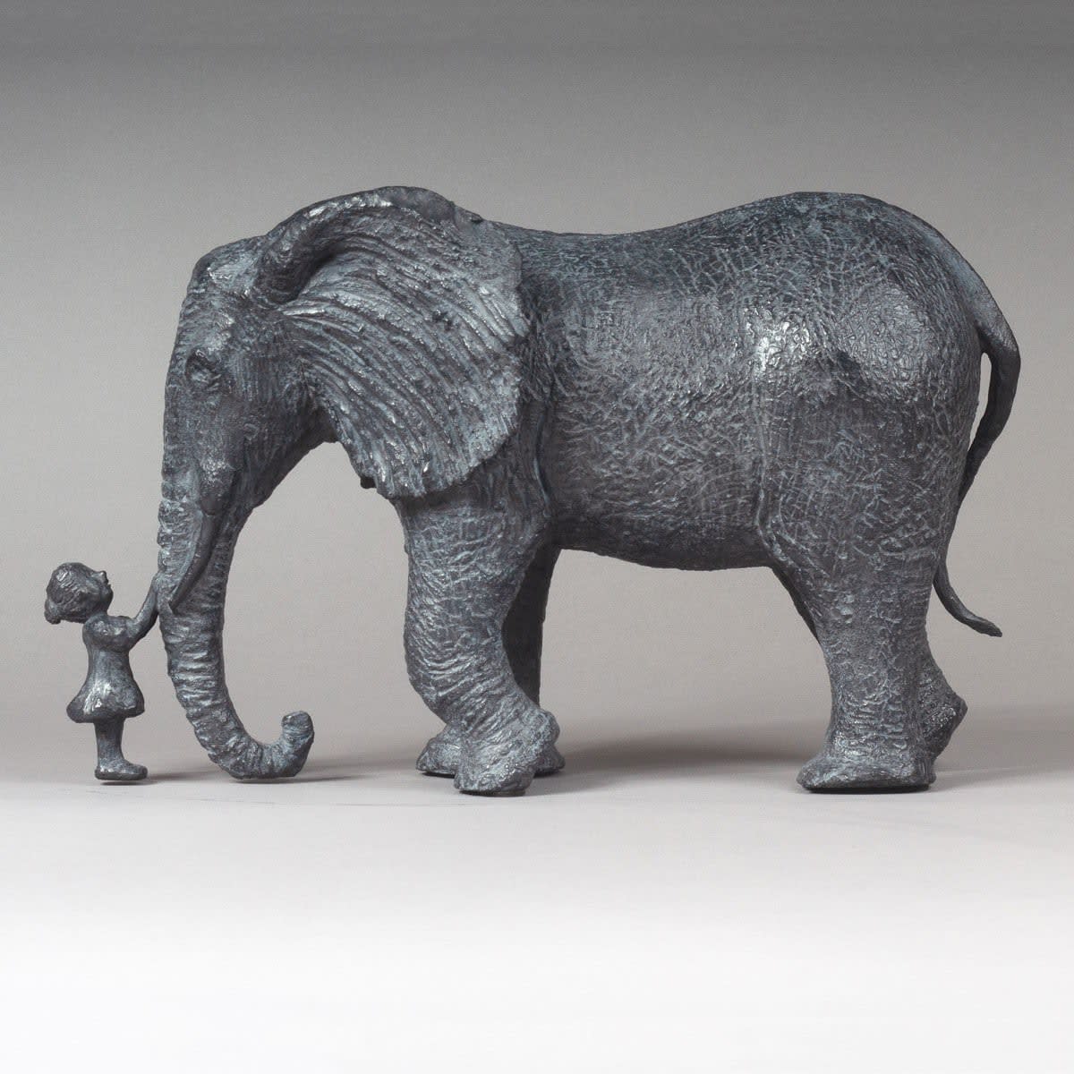 Louise au zoo sculpture éléphant baiser avec une petite fille Sophie Verger sculpture bronze sculpture animalière sculpture contemporaine Galerie Art Yi Galerie d'art de Bruxelles