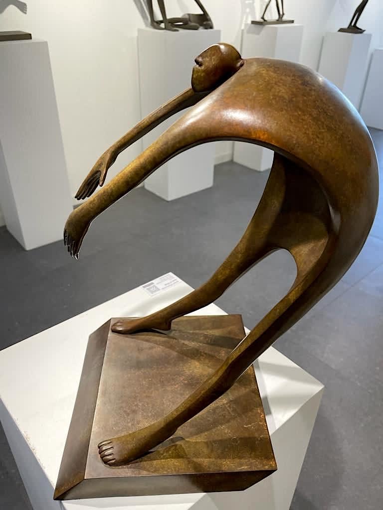 Isabel miramontes sculpture contemporaine en bronze art abstrait sculpture décoration design minimalisme un homme volant ou se dirigeant vers le ciel par une coup de vent