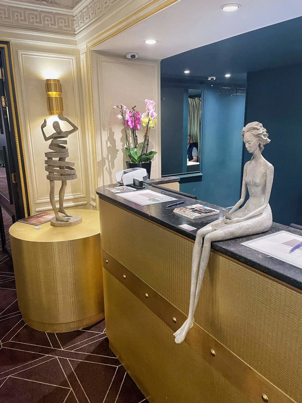 Antworte mir Frauenskulptur Hedwige Leroux zeitgenössische Skulptur Bronzeskulptur Frau mit in den Wind wehenden Haaren Innenarchitektur im Hotel Barsey von Warwick Art Yi-Galerie Brüsseler Kunstgalerie