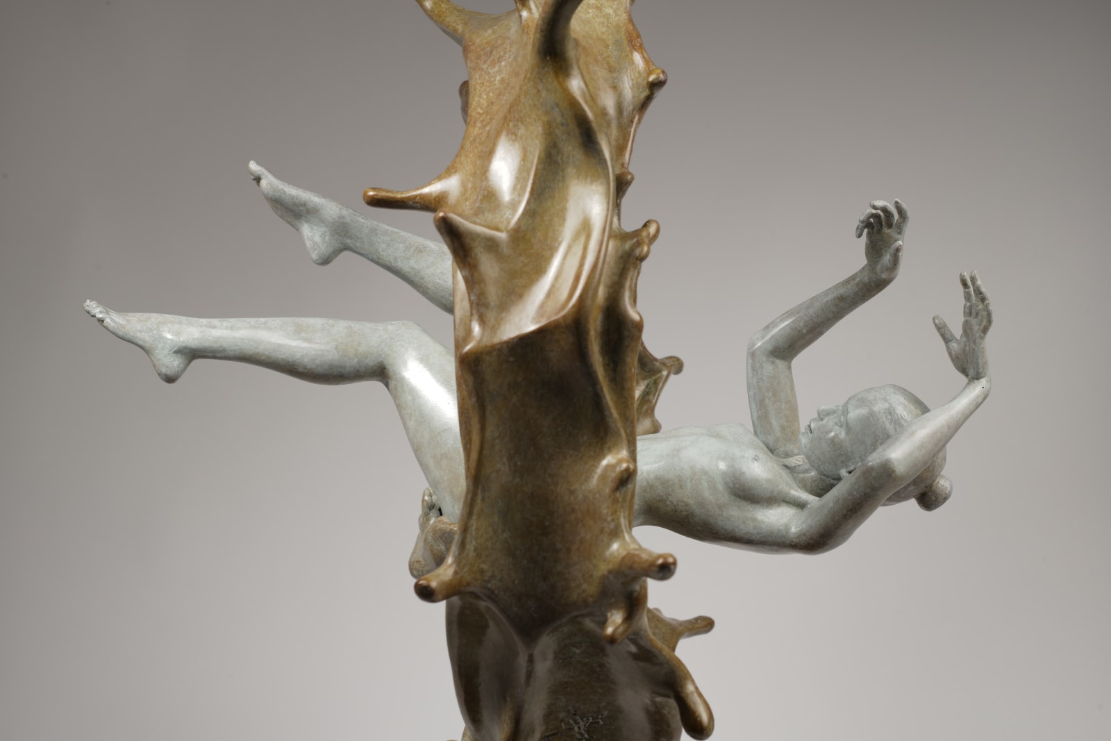 Drijven van gedachten hedendaagse bronzen sculptuur watersculptuur zwemsculptuur vrouwensculptuur een cirkel van water en anaked zwemmende vrouw uit Liang Binbin Chinese kunstenaar beeldhouwer hedendaagse beeldhouwkunst Art Yi-galerij Brusselse kunstgalerij