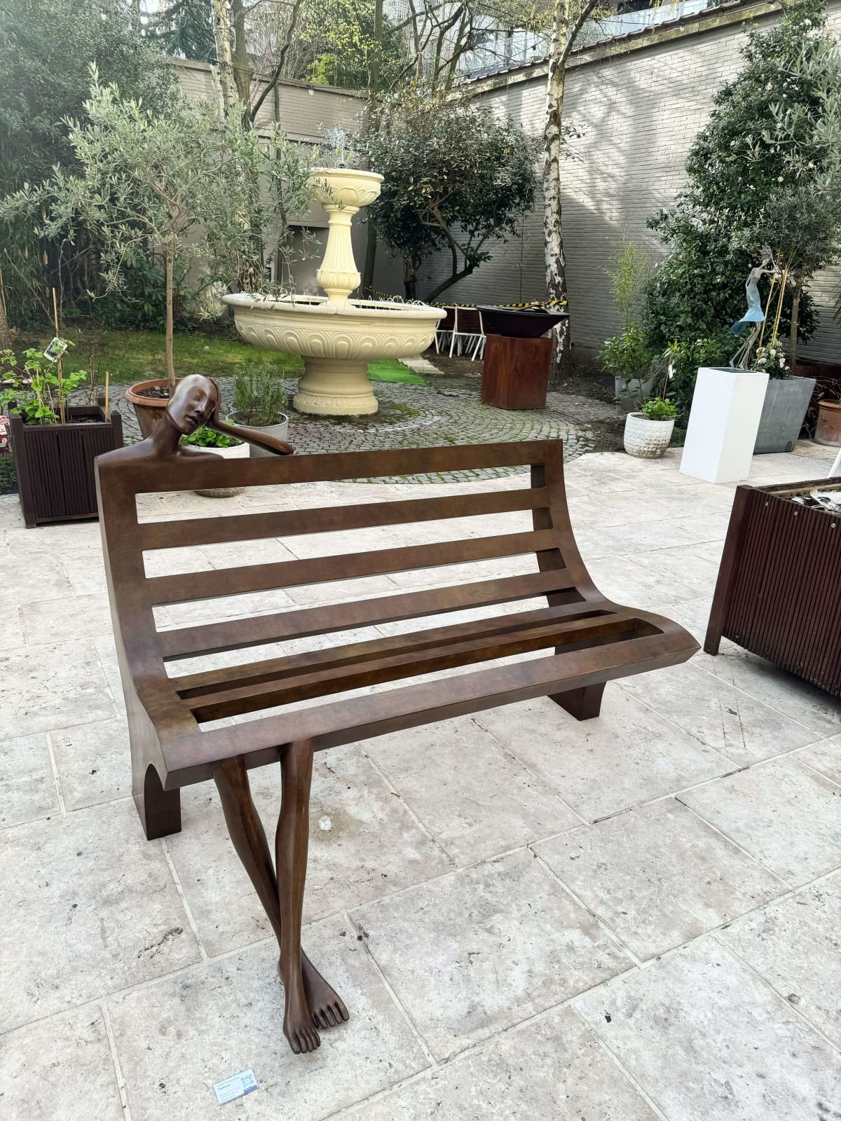 Daydream-Bankskulptur Isabel Miramontes monumentale Bronzeskulptur für Gartenskulptur Gartengestaltung Gartenkunst Außengestaltung im Hotel Barsey von Warwick in Brüssel Art Yi-Galerie Brüsseler Kunstgalerie