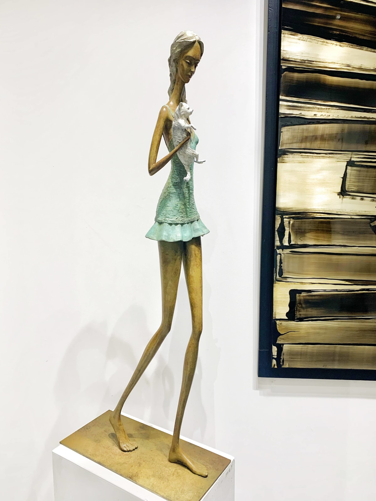hollywood boulevard hedwige leroux une belle et belle ville contemporaine fille femme sculpture en bronze avec un petit chien dans son bras marchant dans la rue