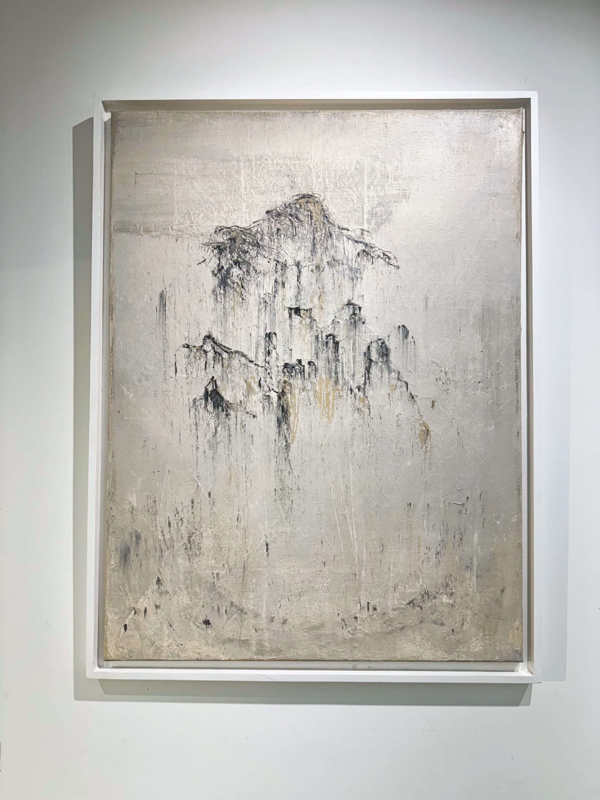 Whispers of Relics abstract schilderij van Chems acrylverf zandschildering meditatieschilderij zenkunst waterlandschap waterschilderij in Art Yi-galerie in Brussel