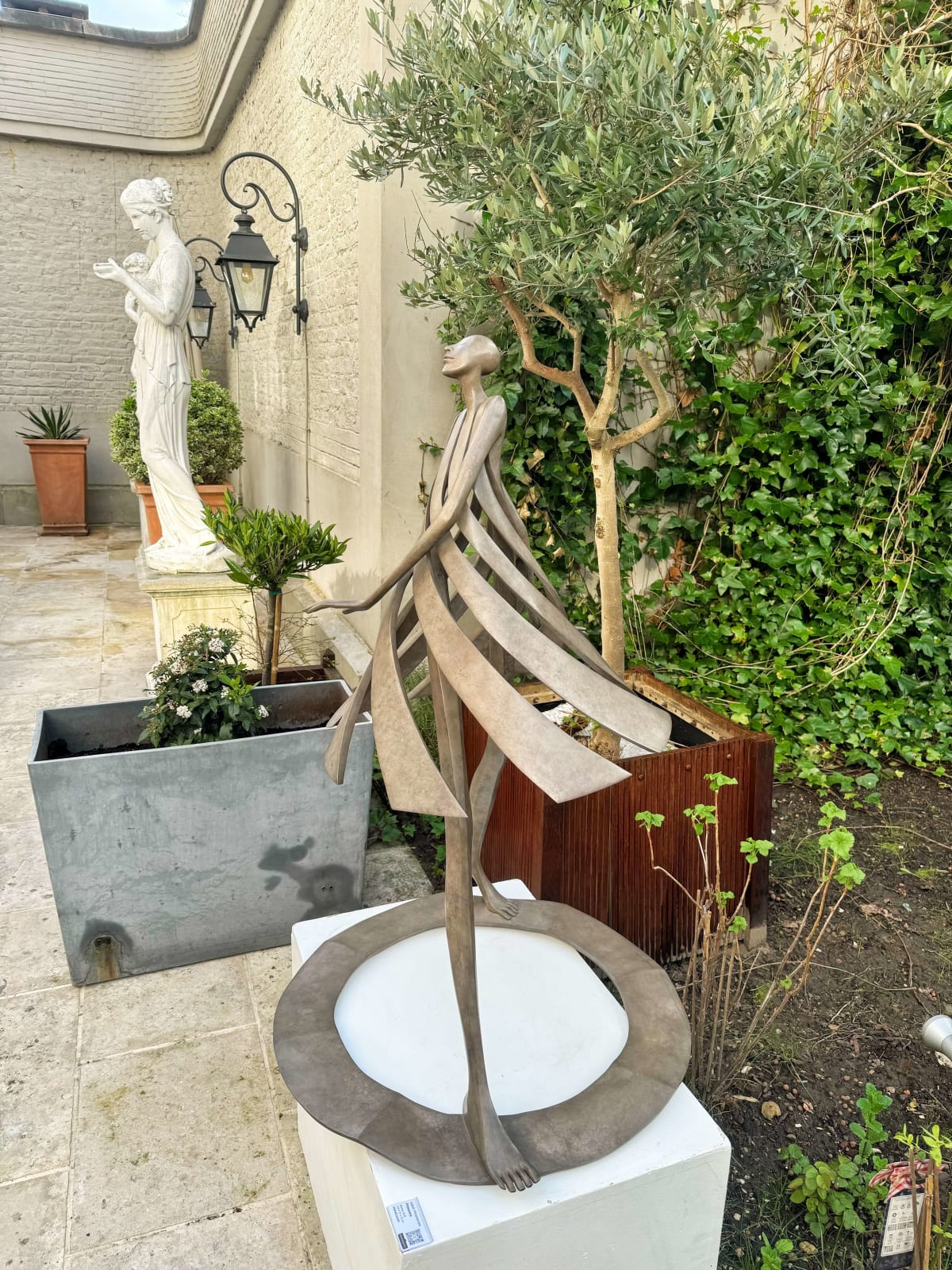 Primavera dansend meisje sculptuur Isabel Miramontes tuinsculptuur tuinontwerp tuindecoratie kunst hedendaagse beeldhouwkunst bronzen sculptuur interieurontwerp in hotel Barsey door Warwick Art Yi-galerij Kunstgalerij in Brussel