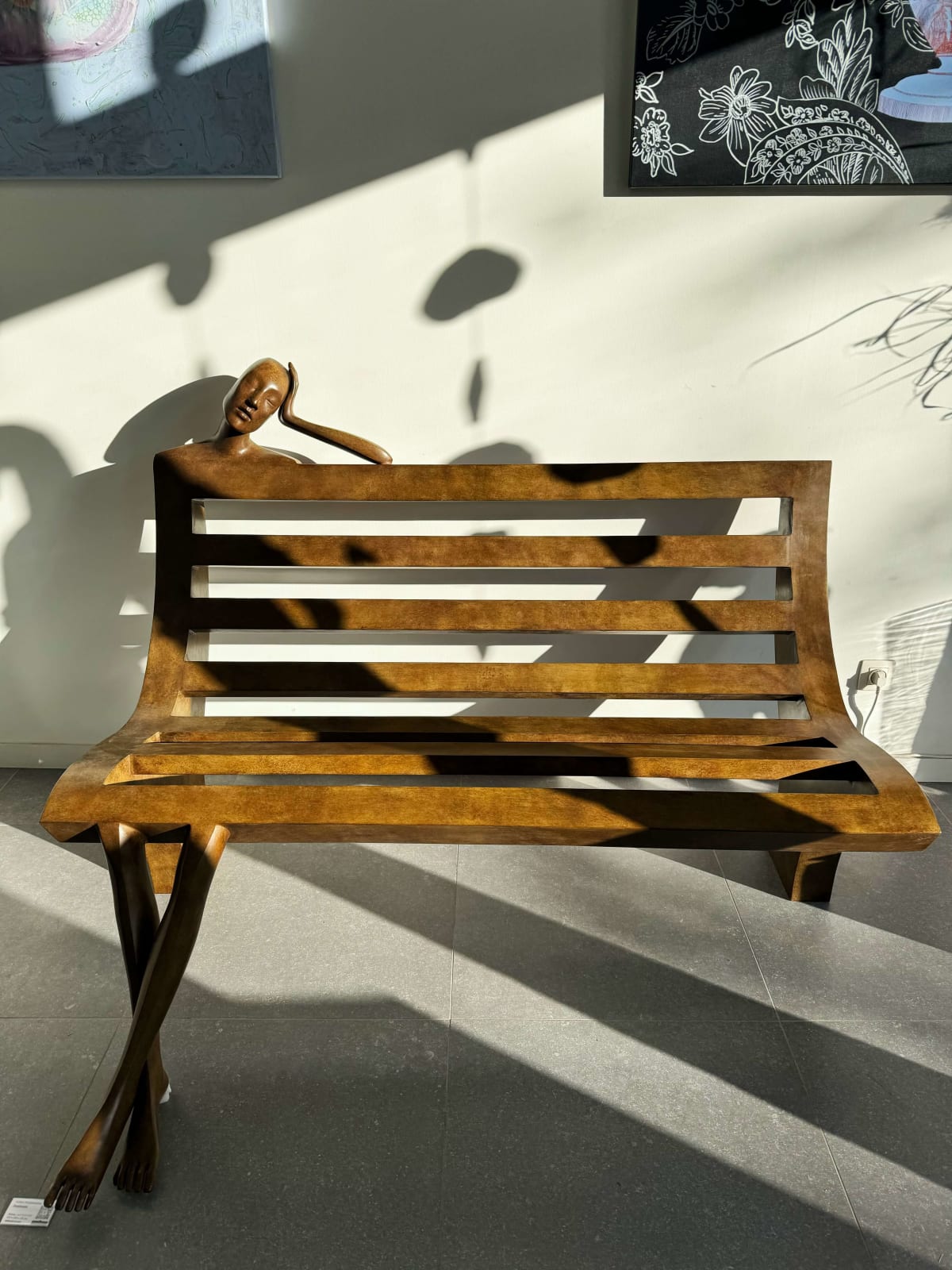 Daydream-Bankstuhl, abstrakt, zeitgenössische Bronze-Gartenskulptur, monumentale Skulptur, Isabel Miramontes, Gartendekoration, Design, Schwimmbadstuhl, Gartendesign, Gartenkunst ART YI Kunstgalerie Brüssel