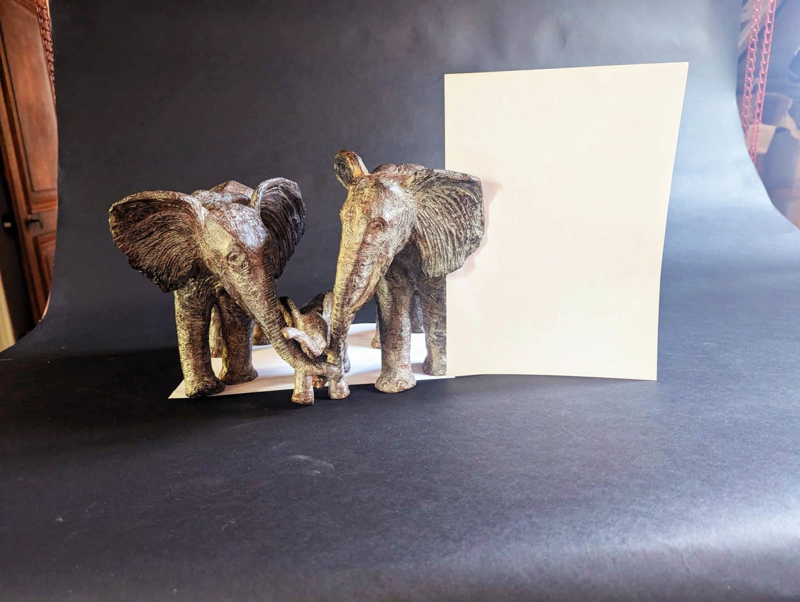 Between father and mother sculpture Sophie Verger animal sculpture elephant collection elephant familly contemporary sculpture two elephant parents protect and walk togther with their little elephant baby together art collection elephant collection Art Yi gallery Brussels art gallery