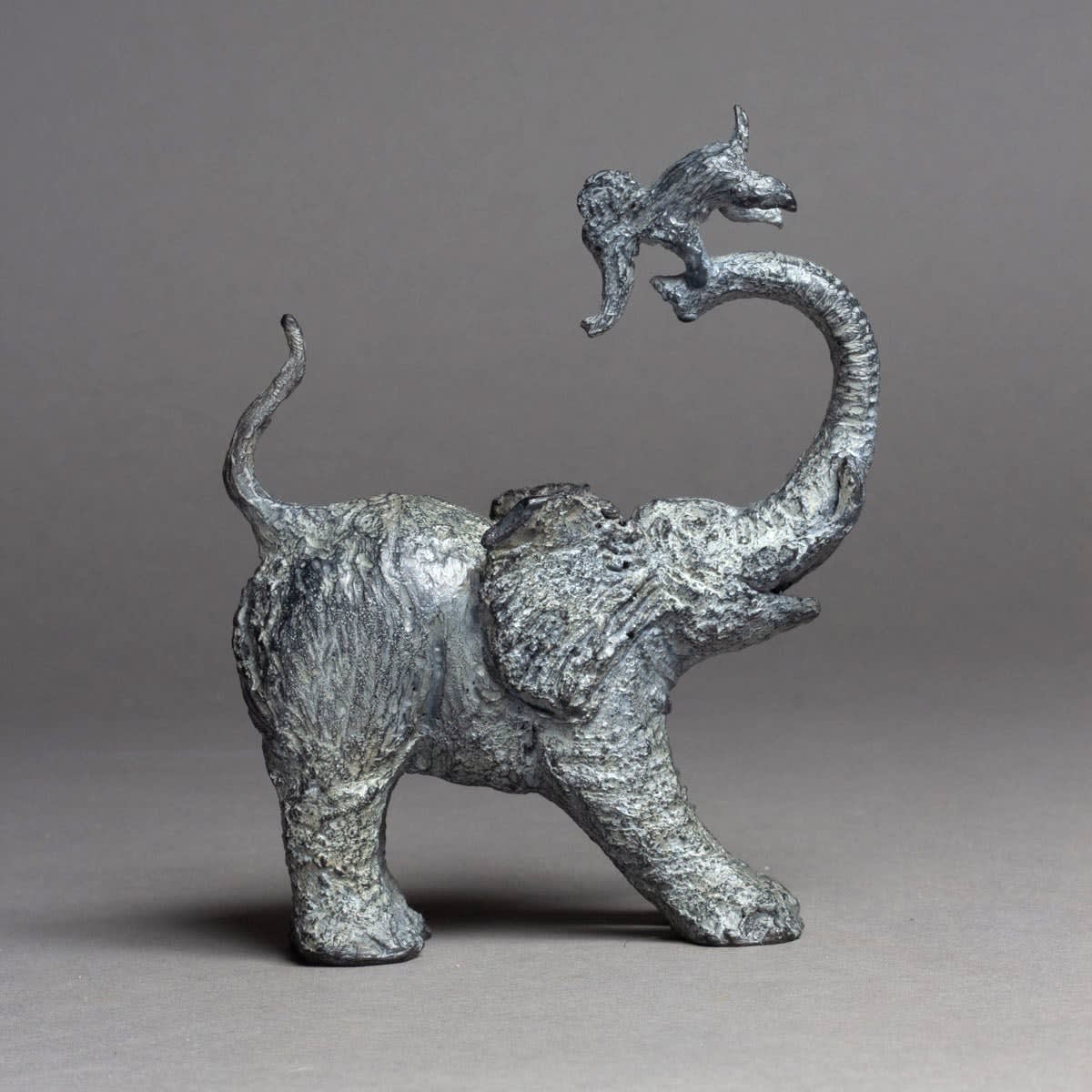 mijn kleine jongen die babyolifant speelt met mama olifant schattig mooi gelukkig eigentijds bronzen dierensculptuur verliefd tuininterieurontwerp sophie verger