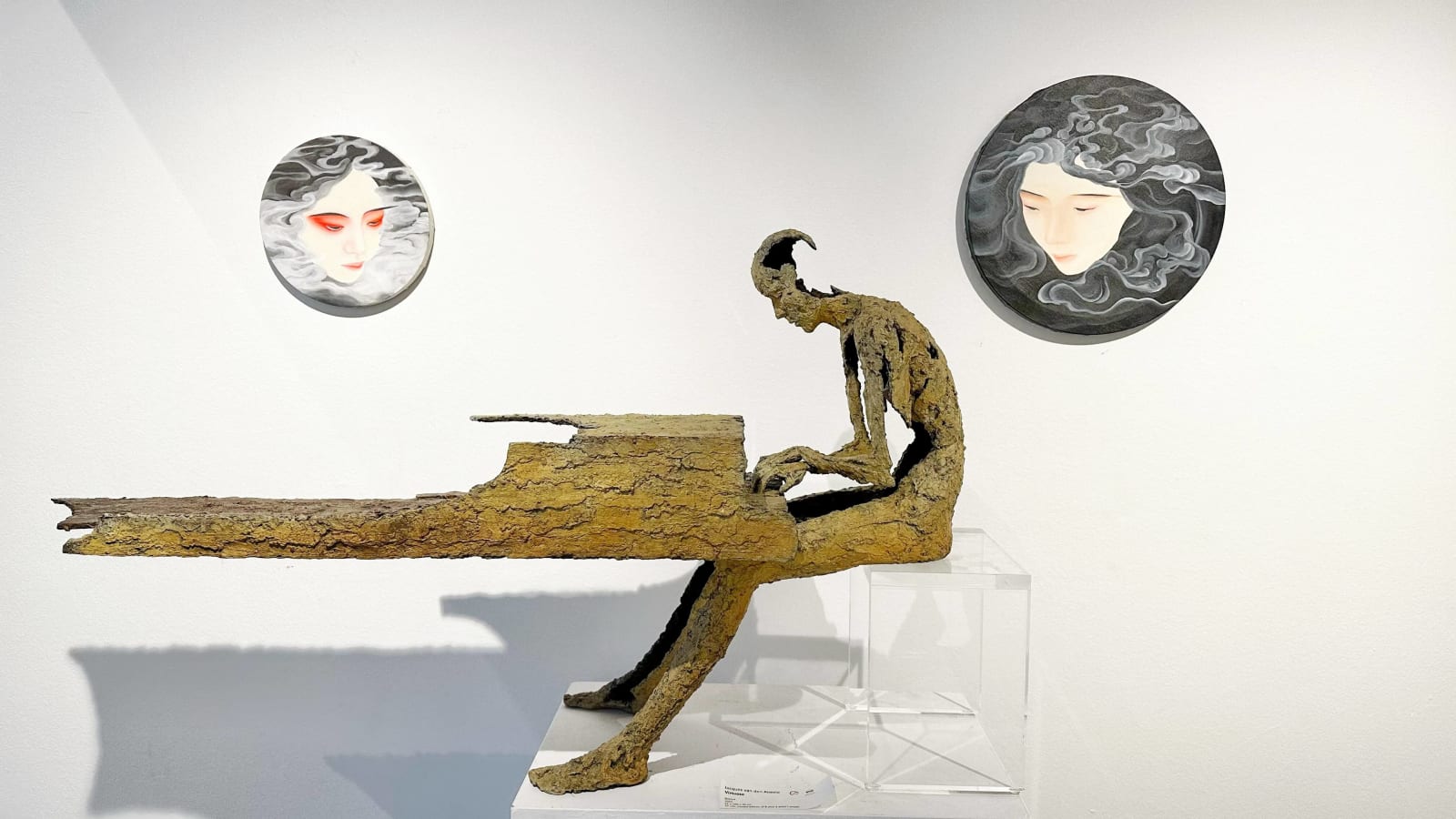 eigentijdse pianosculptuur bronzen tuinkunst jacques van den abeele wang jojo chinees hedendaags schilderij van een meisje dat in de lucht vliegt in zwart en wit in ukiyo-e en yamato-e japanse schilderkunst inkt en waterverf op papier interieur tekenen kunst decoratie kunstgalerij art yi brussel