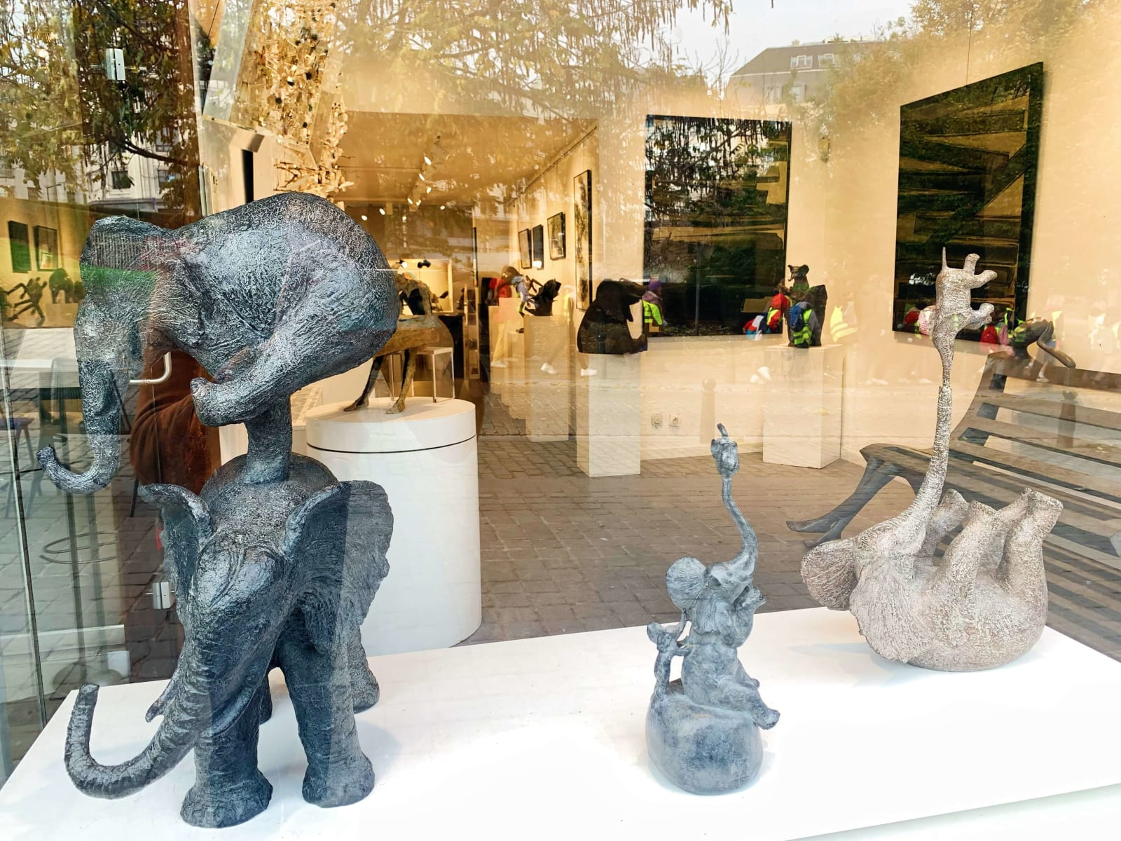 pret leuk gelukkig olifant eigentijds brons beeldhouwwerk tuin interieur ontwerp sophie verger kunstgalerij brussel