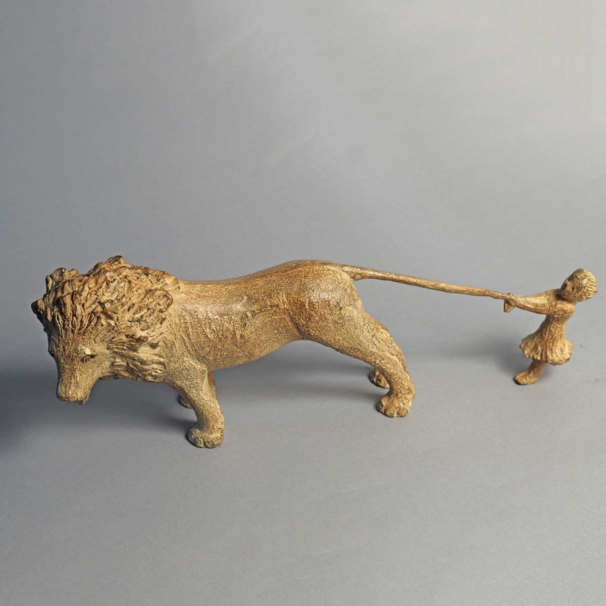 een schattig meisje verblijf bij een babyleeuw eigentijds bronzen beeld interieurdesign sophie verger art gallery brussel