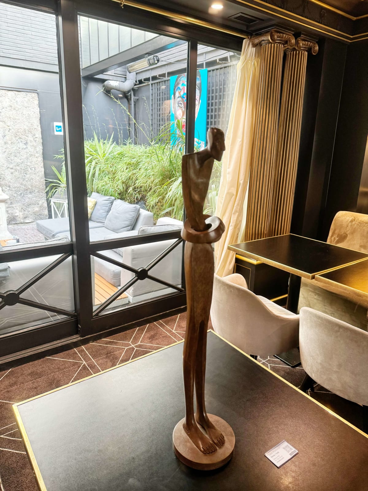 Gloup Stehender Mann Skulptur Isabel Miramontes Gartenskulptur Gartengestaltung Gartendekoration Kunst zeitgenössische Skulptur Bronzeskulptur Innenarchitektur im Hotel Barsey von Warwick Art Yi Galerie Brüsseler Kunstgalerie