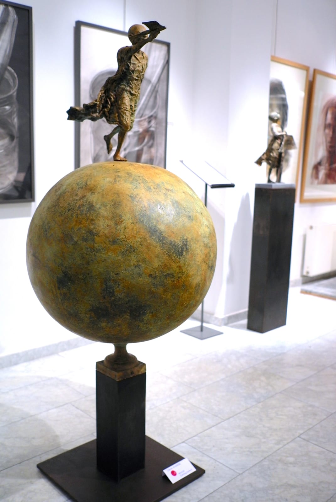 Thuiskomen lieven d'haese hedendaagse bronzen sculptuur een jongen vliegende sculptuur kindersculptuur vliegsculptuur uit de kindertijd Art Yi tuin beeldentuin art design kunstgalerie in brussel