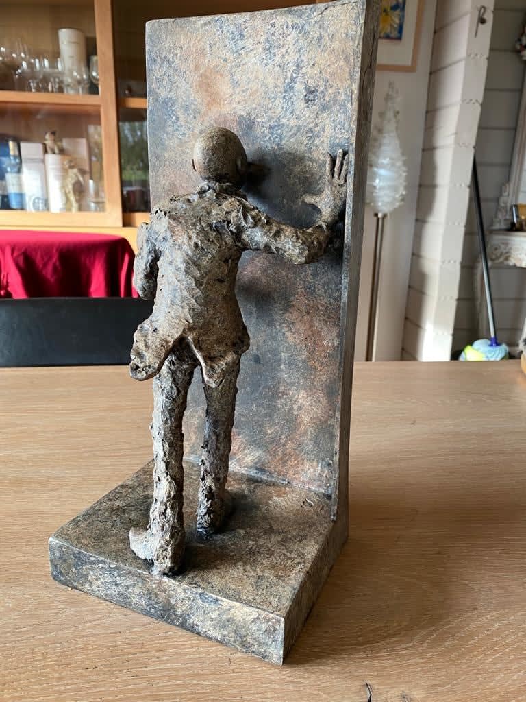 Le trou spécial lieven d'haese sculpture en bronze contemporaine garçon d'art regarde à travers un petit trou pour l'avenir Galerie Art Yi Galerie d'art de Bruxelles