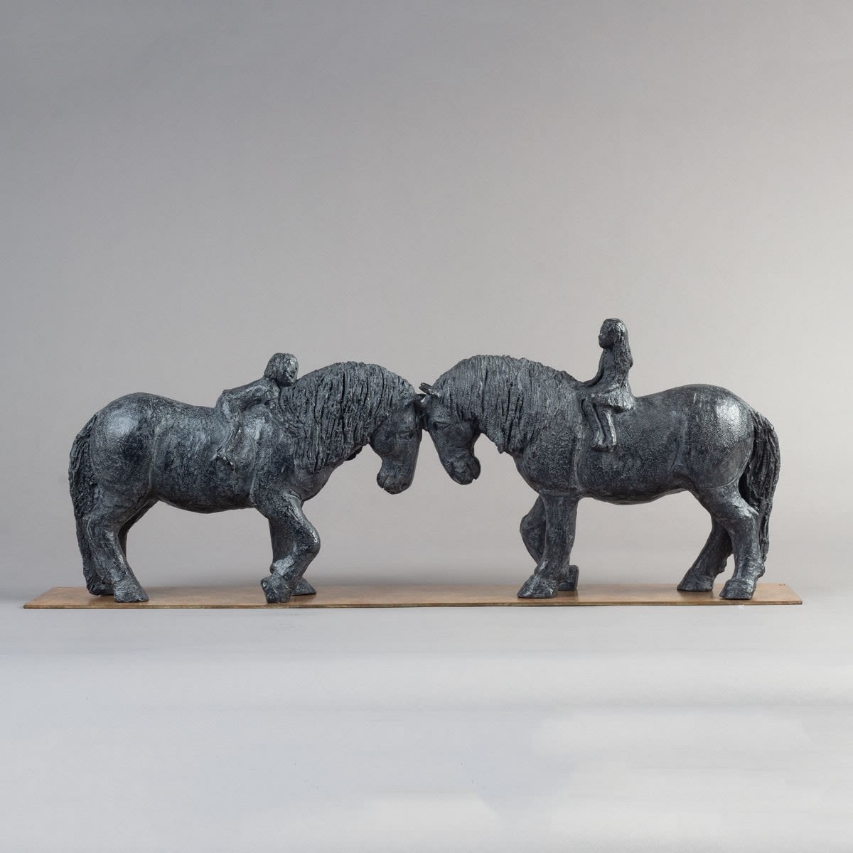 Deux percherons et leurs petits cavaliers sculpture chevaux équitation Sophie Verger deux filles chevauchant deux chevaux et adorable sculpture sculpture animalière sculpture en bronze sculpture contemporaine Galerie Art Yi Galerie d'art de Bruxelles chevalier en danse
