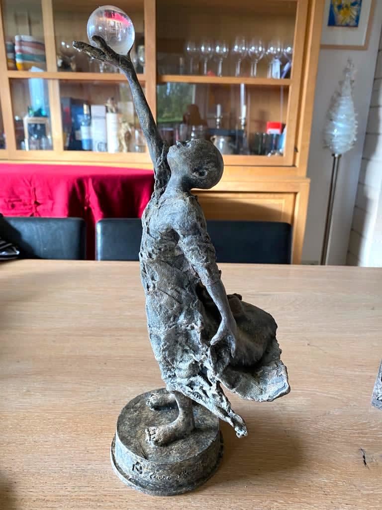Visionaire lieven d'haese hedendaagse bronzen sculptuur een jongen die een kristallen bol vasthoudt sculptuur van verbeelding Art Yi kind sculptuur kinderdroom kunstgalerie in brussel